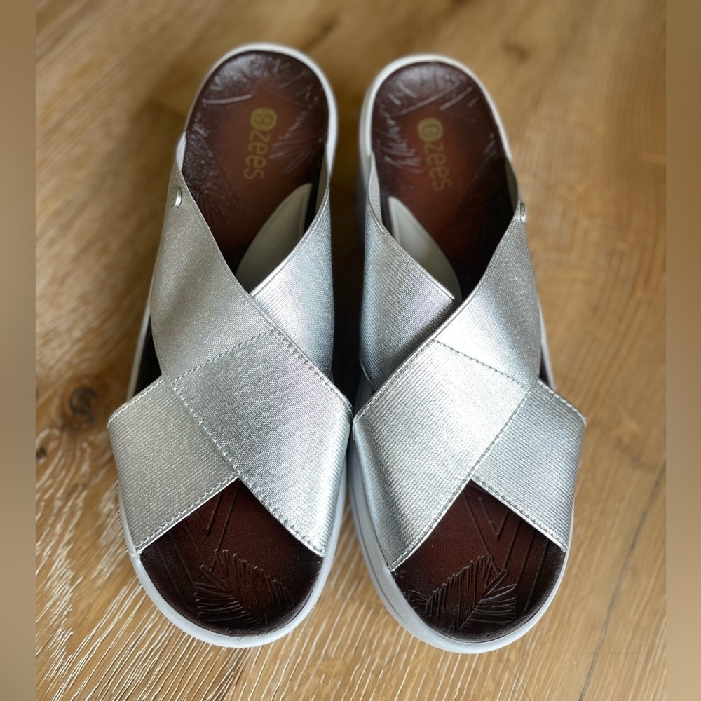 Bzees Desire Cross Slide Sandals Silver Size 10 - Picture 3 of 10